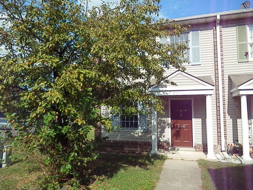 Primary Photo - 201 Royal Court Ln
