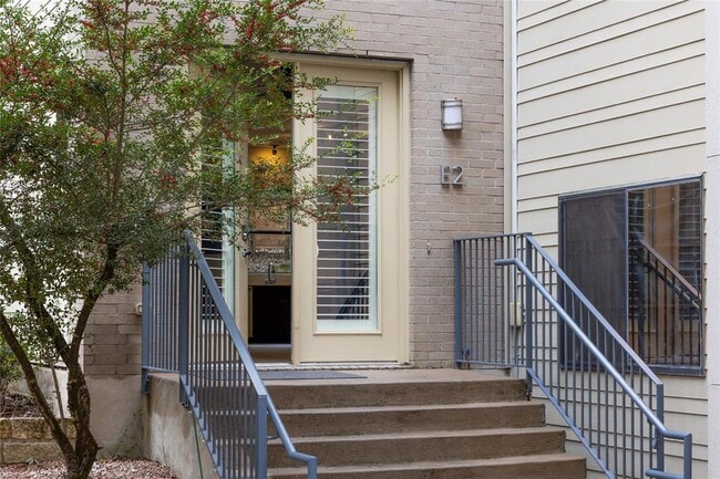 Building Photo - 707 Cardinal Ln