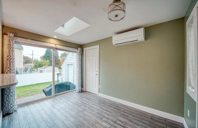 Building Photo - 13 Douglass Way