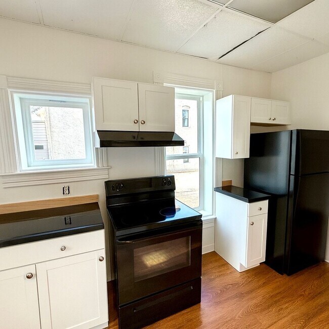 Foto del edificio - 4 Bed 1.5 Bath Victorian Style Single Fami...