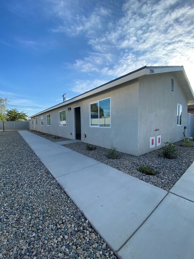 Building Photo - Place 206 W Robertson Ave