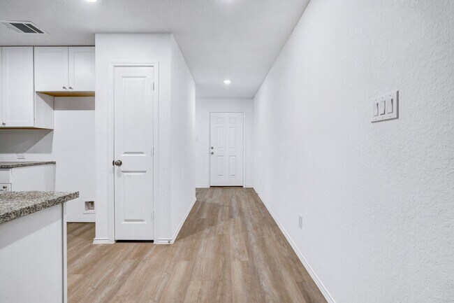 Building Photo - Modern 4-Bedroom Home with Loft, Open Livi...