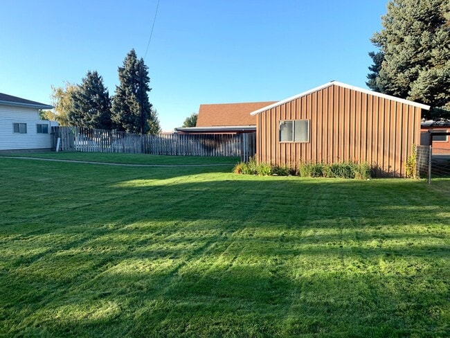 Building Photo - Four Bedroom, Two and Half Bath with a Large Yard to enjoy!!