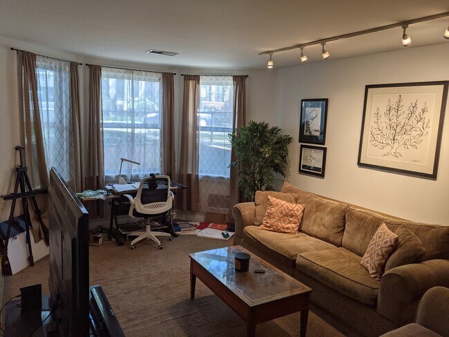 Foto del edificio - 2135 W Barry Ave