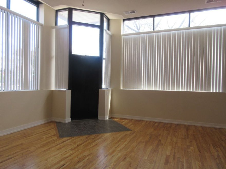 Primary Photo - 1366 N Hamlin Ave