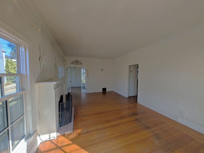 Foto del edificio - Spacious one-bedroom apartment with Harwoo...