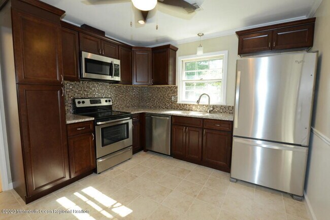 Building Photo - 115 Laurelwood Rd