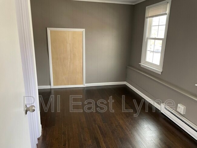 Foto del edificio - 24 Railroad Ave