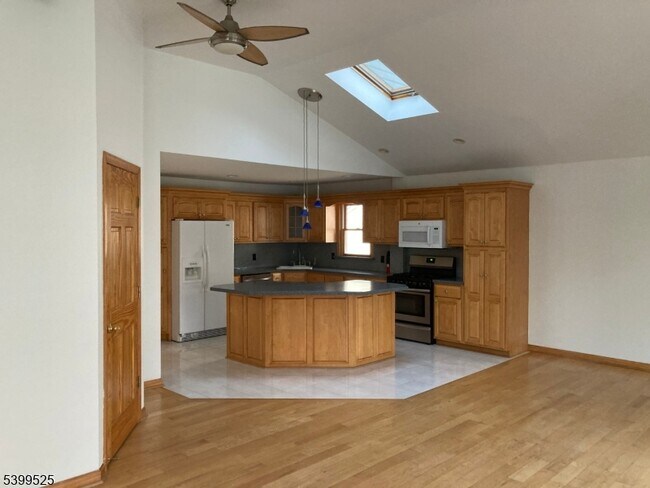 Foto del edificio - 598 Saddle River Rd