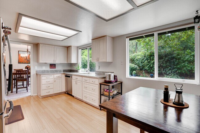 Building Photo - Beautiful 5 bed 3 bath Kirkland single fam...
