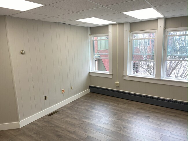 Building Photo - 520 Main St