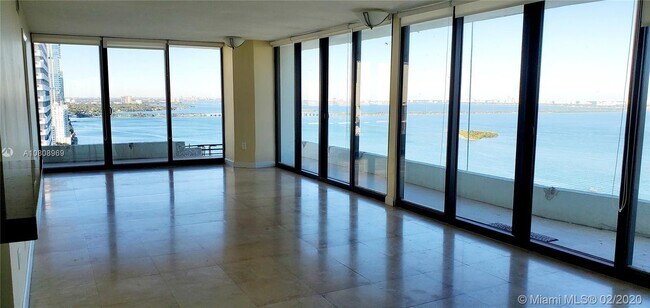 Foto del edificio - 555 NE 15th St