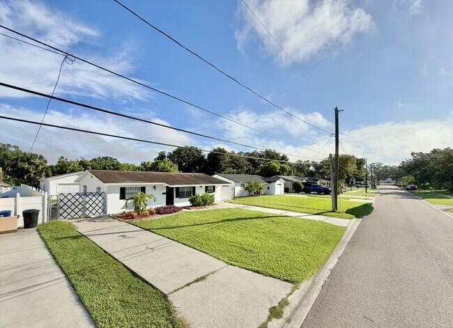 Foto del edificio - 641 72nd Ave N