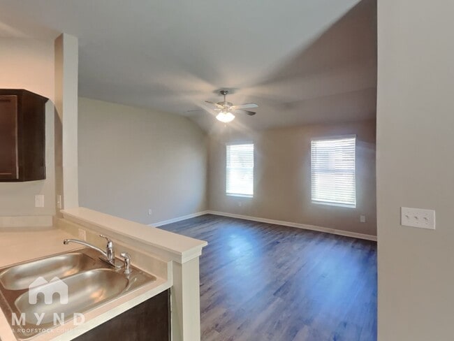 Foto del edificio - 245 Americana Dr