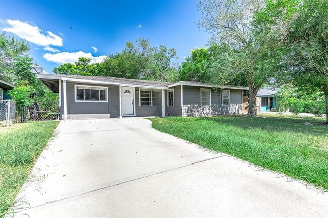 Building Photo - 5711 Lyndhurst Dr