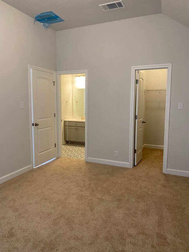 Building Photo - Gorgeous 4 bedroom/3bath located in Fische...