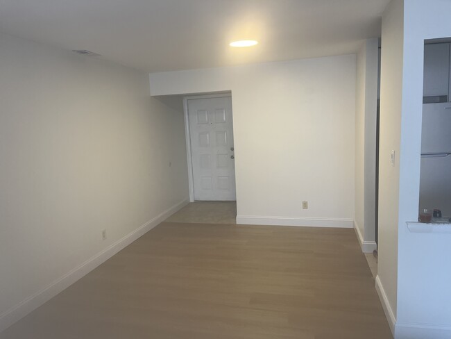 Foto del edificio - 2704B Sussex Ct