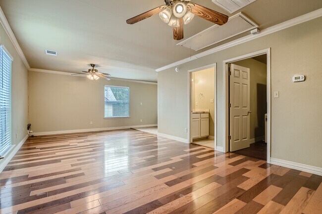 Building Photo - 2113 Thrasher Ln
