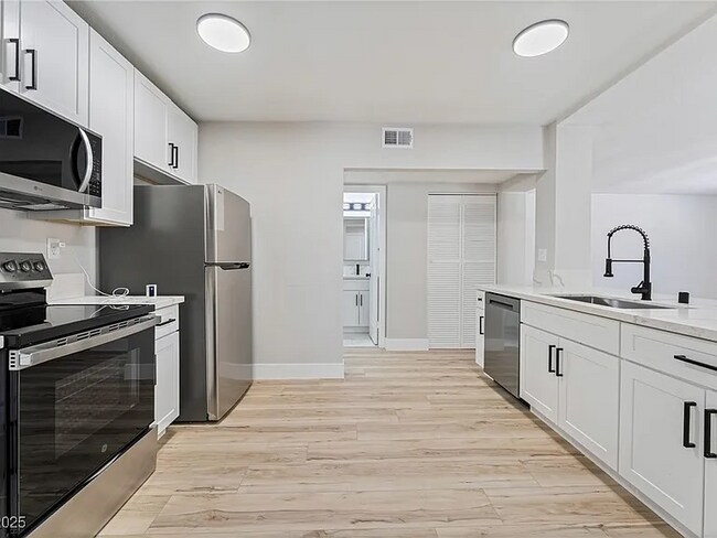 Foto del edificio - 2221 Ellis St