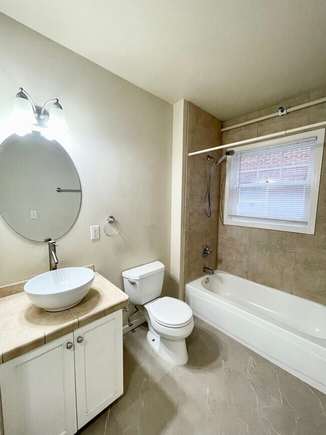 Foto del edificio - Charming 1 Bedroom, 1 Bath Large Apt in In...