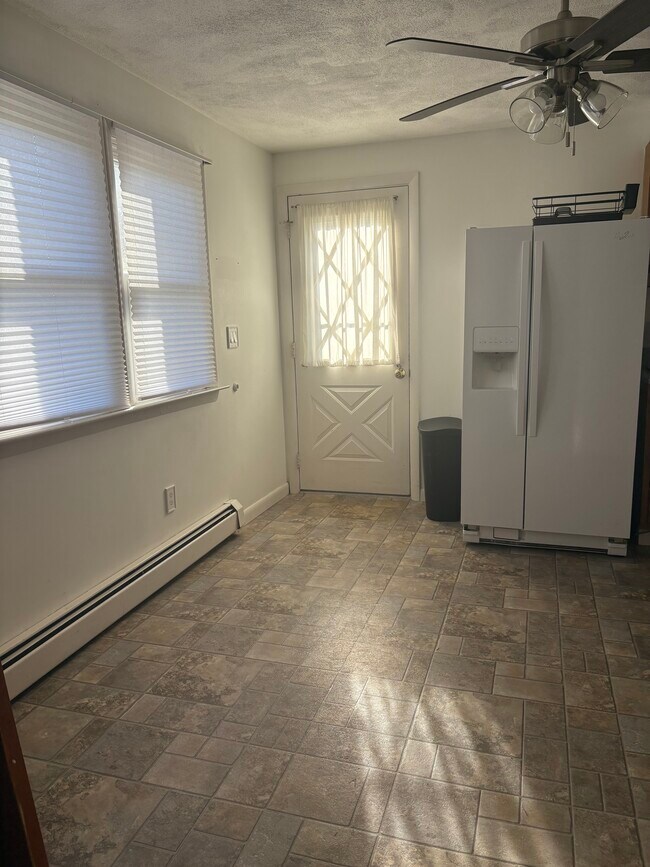 entrada trasera de la cocina - 183 Walnut Hill Rd