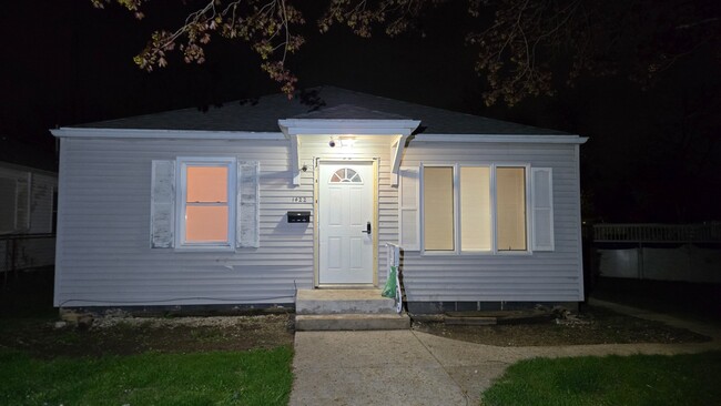 Building Photo - 3BR/1BA Home – Garage, In-Unit Laundry, Ce...