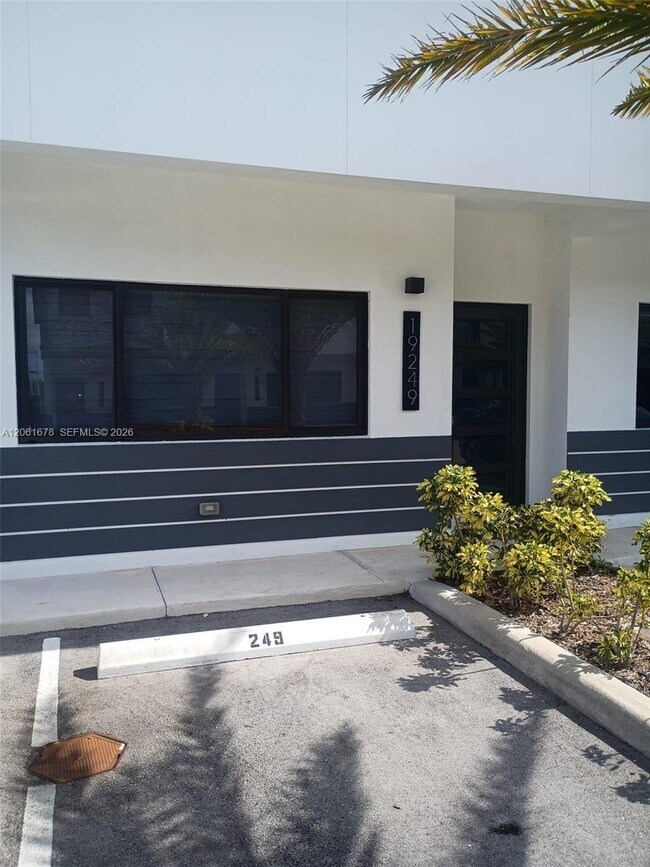 Foto del edificio - 19177 NW 37th Ave