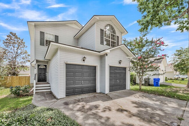 Building Photo - Charming 3BR/2.5BA Home with 2-Car Garage & Fenced Yard in Citadel Woods — West Ashley
