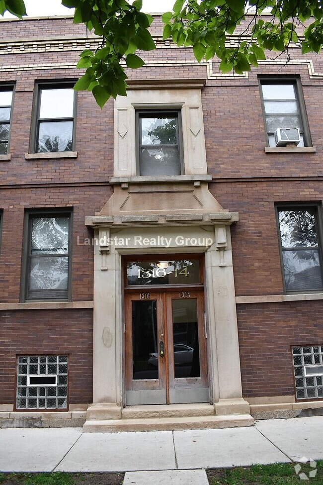 Building Photo - 1316 W Waveland Ave