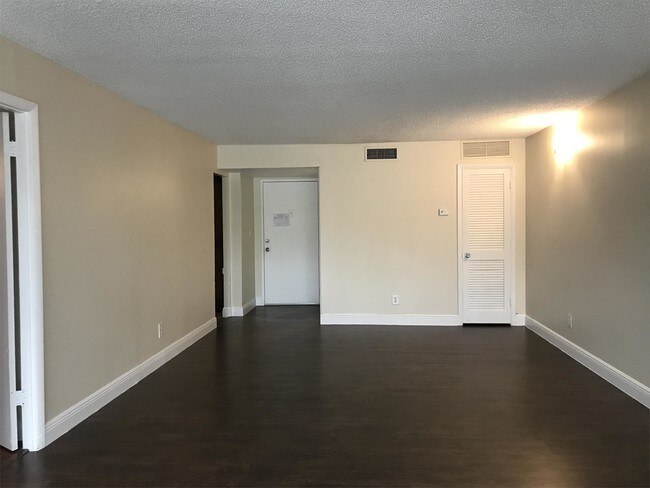 Foto del edificio - 700 NW 214th St