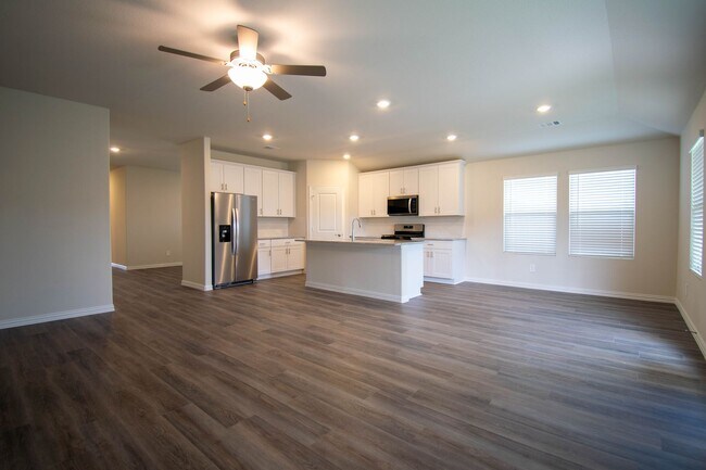 Foto del edificio - NEW Home, New Street, New Neighborhood! Wi...