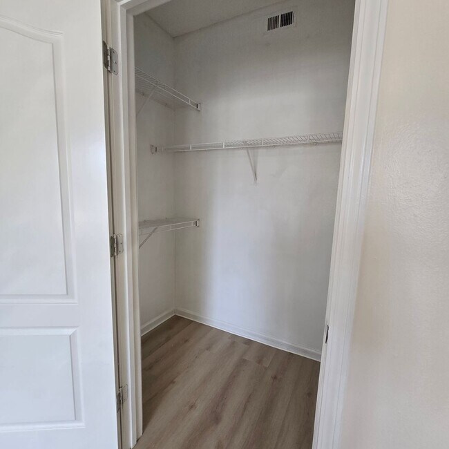 Foto del edificio - 1 Bedroom Condo for RENT