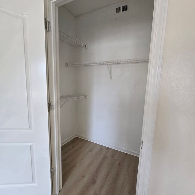 Building Photo - 1 Bedroom Condo for RENT