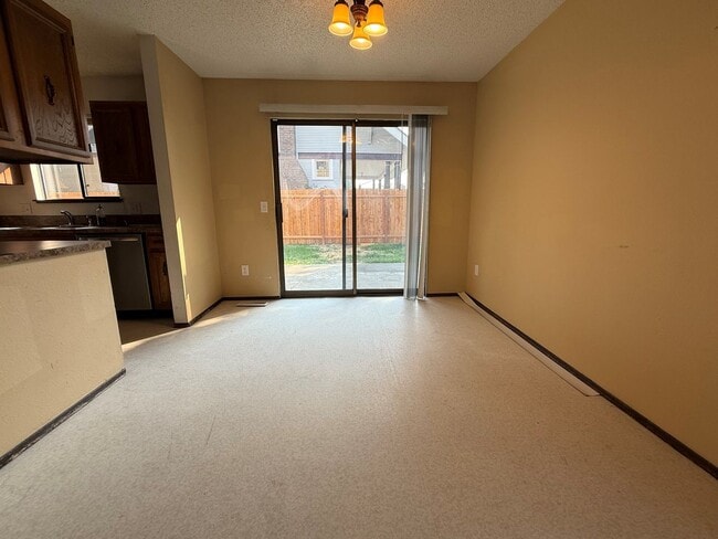 Building Photo - 925 Gellatly Ave