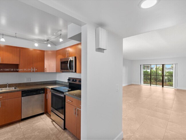 Building Photo - 370 Racquet Club Rd