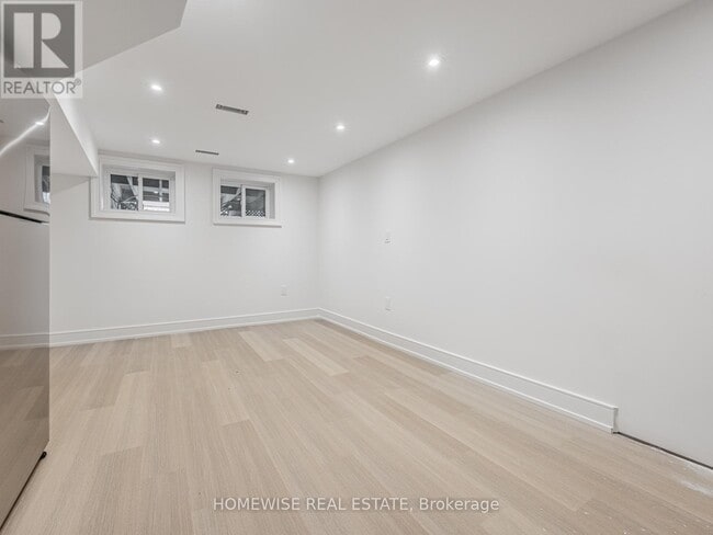 Building Photo - 21 Raeburn Ave