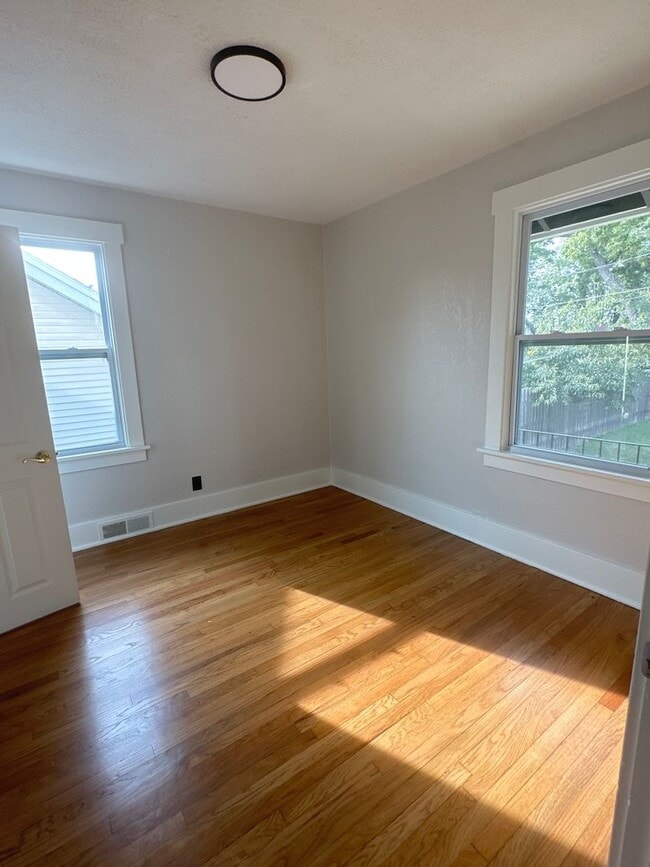Building Photo - Corner Lot 2 bed 2 bath w 1 car Garage!