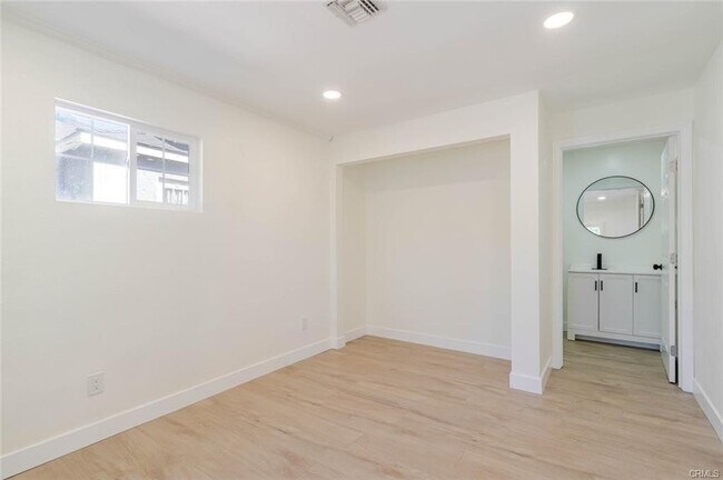 Foto del edificio - 8108 Lemona Ave