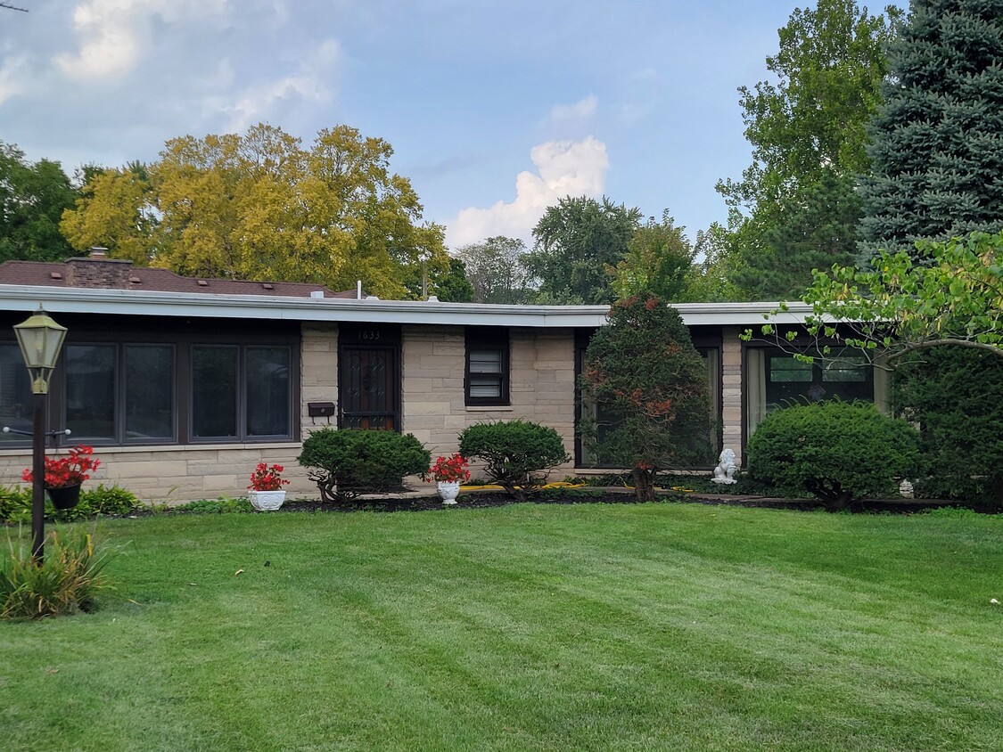 Primary Photo - 1633 Southlawn Pl