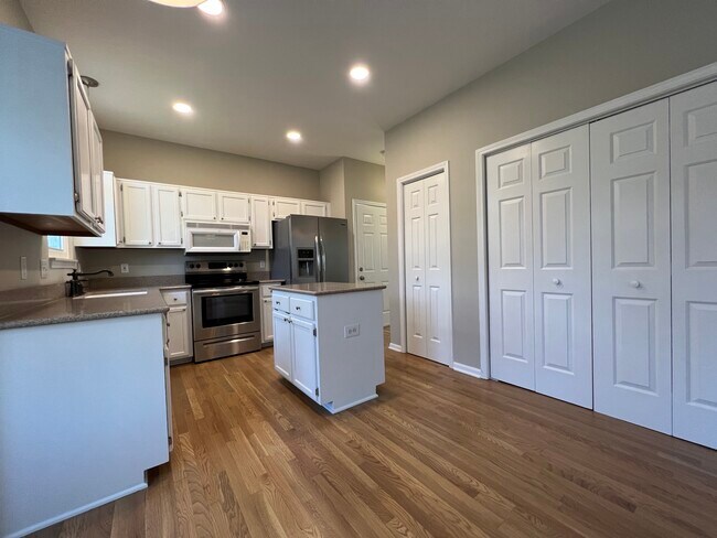 Sunny, spotless kitchen - 309 Mill Run Cir