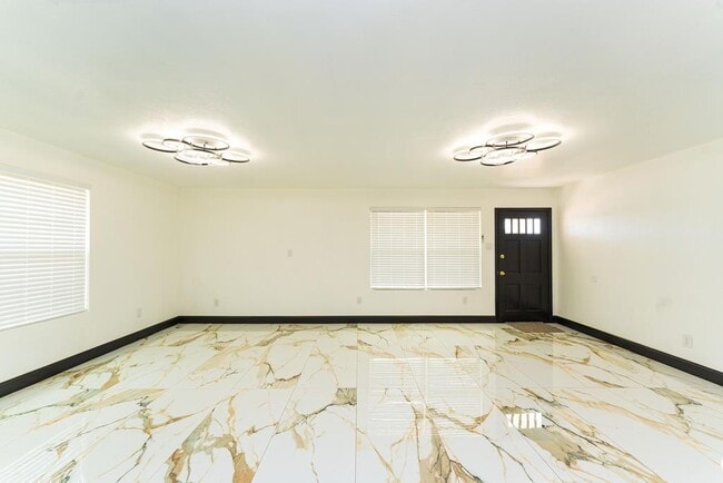 Building Photo - 4209 Redbud Ave