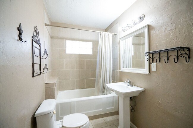 Foto del edificio - 2808 NW 24th St Duplex