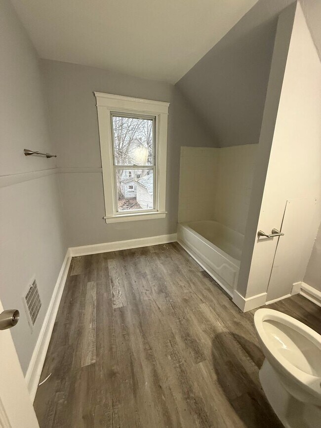 Building Photo - 3bd Single S. Collinwood Vouchers Only
