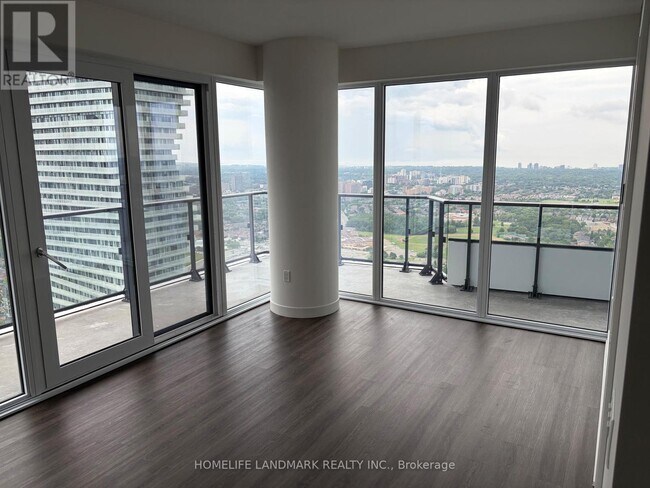 Photo du bâtiment - 448 Burnhamthorpe Rd W
