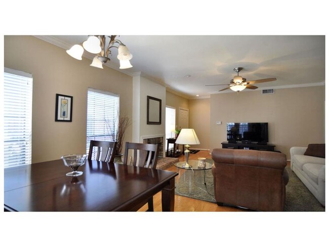 Foto del edificio - Fabulous two bedroom two bath condo locate...