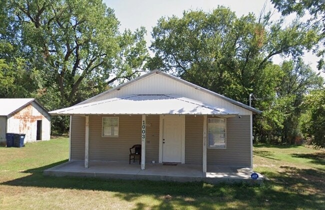 Building Photo - 1003 E Oakland St