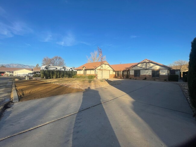 Building Photo - Charming Bloomington Hills Beauty!