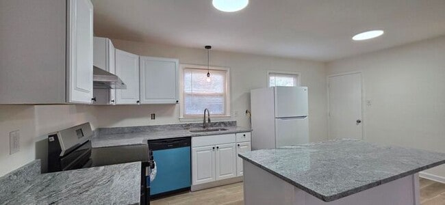 Building Photo - Beautifully Renovated 4BD/1BA Home w/ Finished Basement in Hickory!