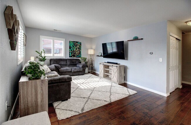 Foto del edificio - 3BD, 2BA Front side Duplex with Private Front Yard, Near Sloan's Lake