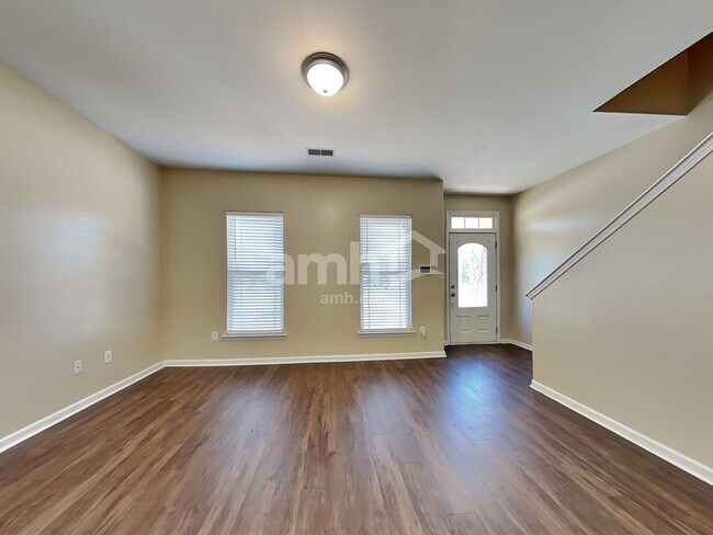 Foto del edificio - 137 Lake House Rd